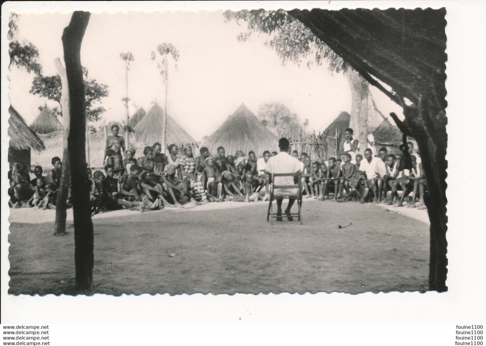 MOUNDOU TCHAD Mission Des Pères Capucins De Toulouse Un Catéchiste Enseignant Ses Frères  ( Format 14 X 9 Cm ) - Tchad