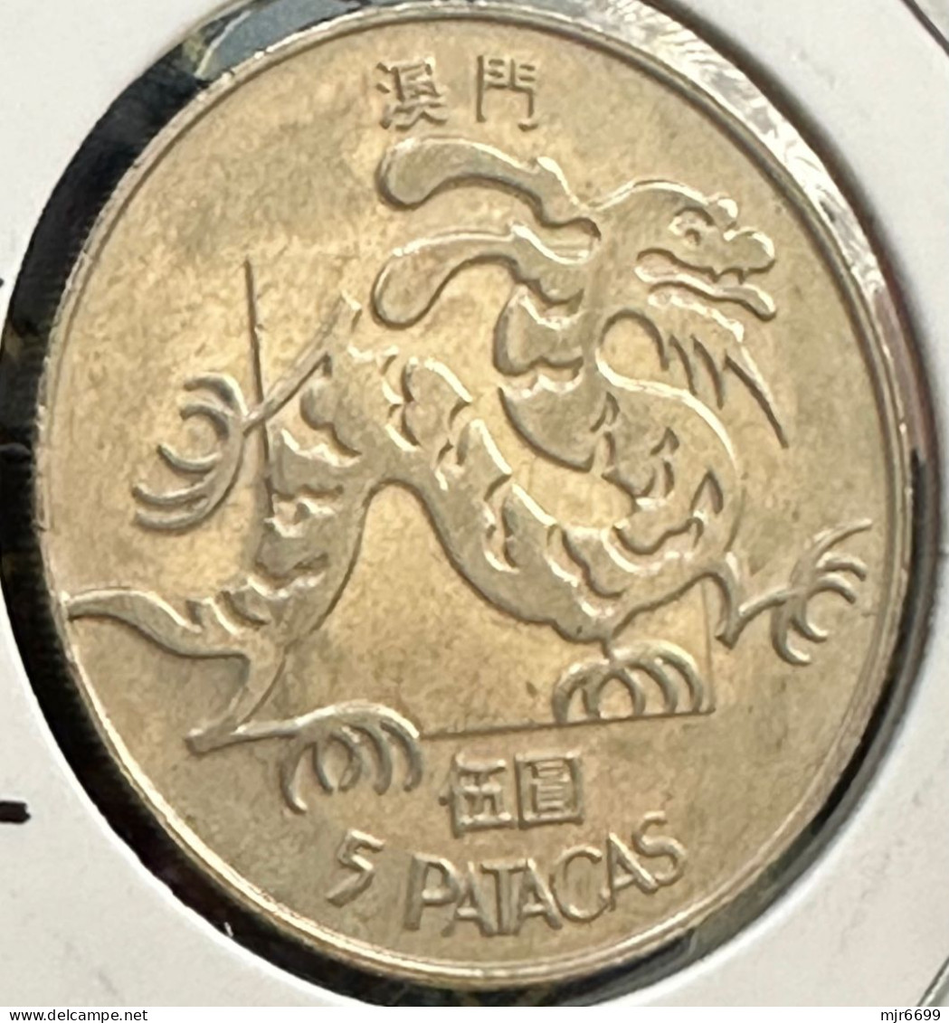 MACAU 1984 5 PATACAS DRAGON AUNC CONDITION KEY DATE #23 (SOME DIRT ON IT) - Macao