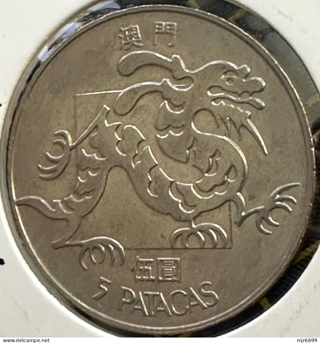 MACAU 1984 5 PATACAS DRAGON AUNC CONDITION KEY DATE #23 (SOME DIRT ON IT) - Macao