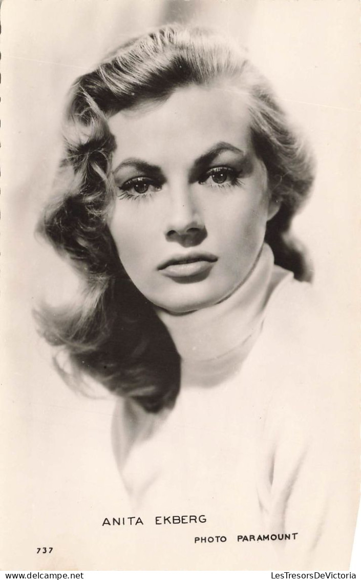 CELEBRITE - Anita Ekberg - Mannequin - Photo Paramount - Carte Postale Ancienne - Femmes Célèbres