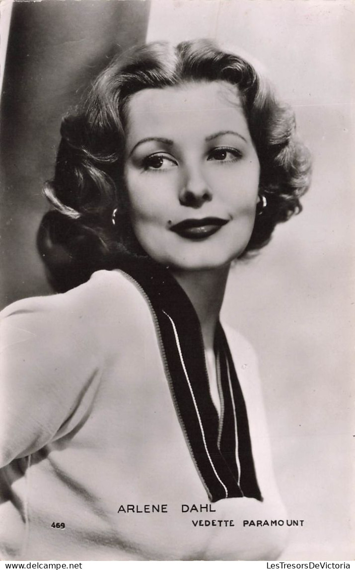 CELEBRITE - Arlene Dahl - Actrice Américaine - Vedette Paramount -  Carte Postale Ancienne - Femmes Célèbres