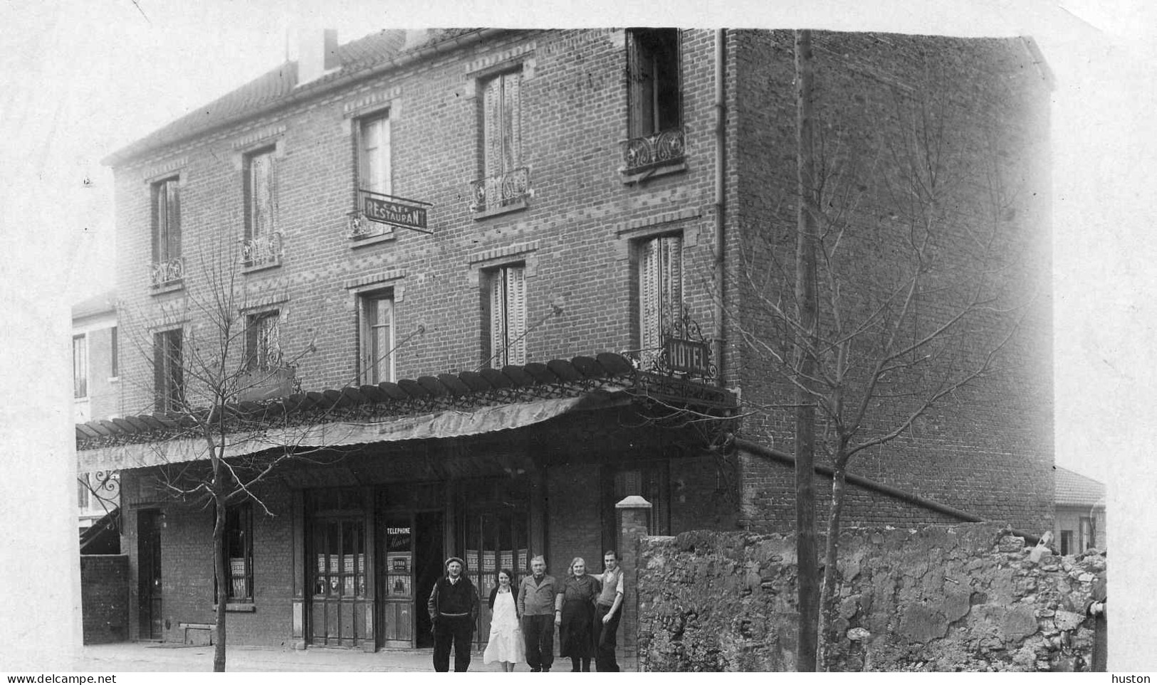 Groupe Devant Un Café Restaurant, Animée -  A IDENTIFIER - Restaurants