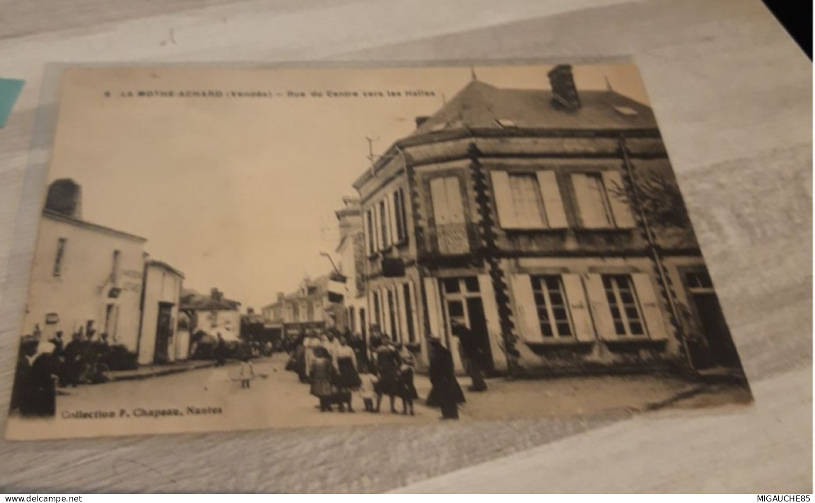 Carte  Postale  N6     LA MOTHE-ACHARD    Rue Du Centre Vers Les Halles - La Mothe Achard