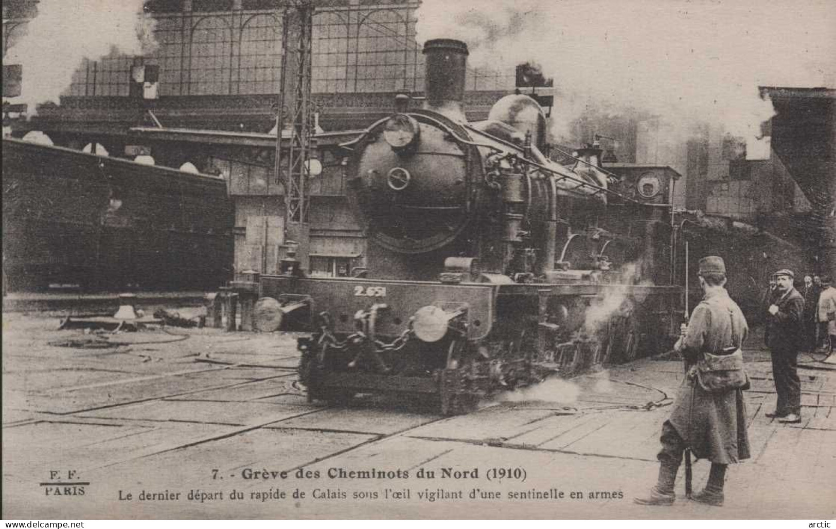 Grève Des Cheminots De L'Ouest -Etat 1910 Le Dernier Départ Du Rapide De Calais Sous L'oeil Vigilant D'une Sentinelle En - Grèves