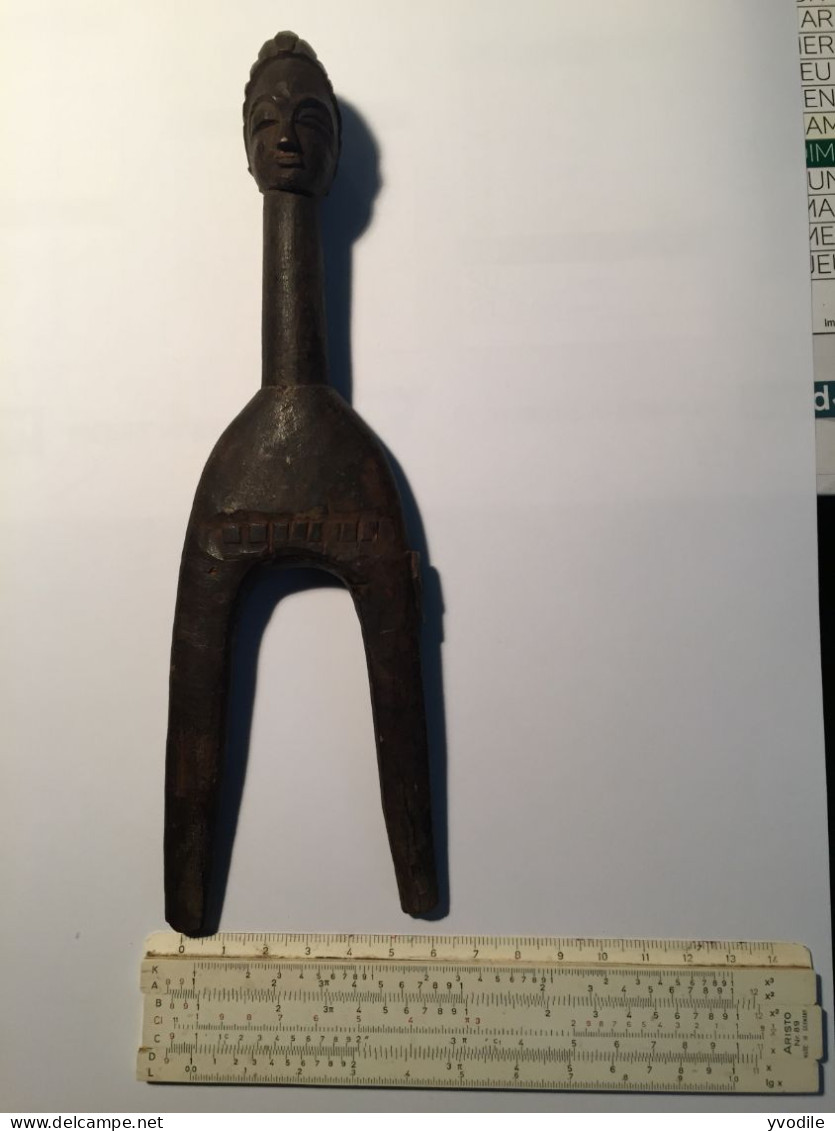 Petite Statuette Ancienne En Bois 20 Cm Par 6 Cm - Arte Africana