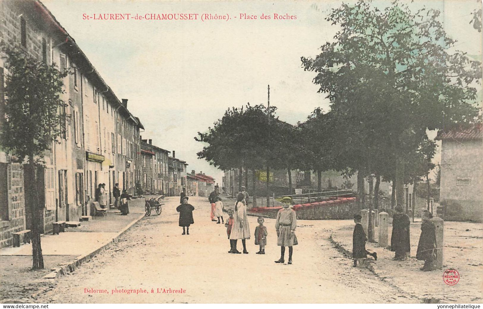 69 - RHÔNE - SAINT-LAURENT-DE-CHAMOUSSET - Place Des Roches - Animation - Colorisée - 10977 - Saint-Laurent-de-Chamousset