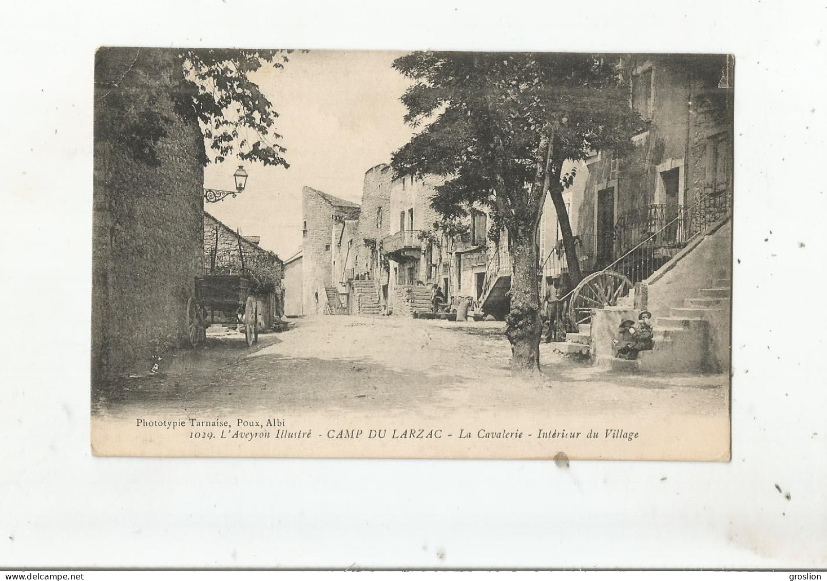 LA CAVALERIE 1029 L'AVEYRON ILLUSTRE CAMP DU LARZAC INTERIEUR DU VILLAGE (CACHET MILITAIRE CAMP DU .LARZAC AU VERSO ) - La Cavalerie