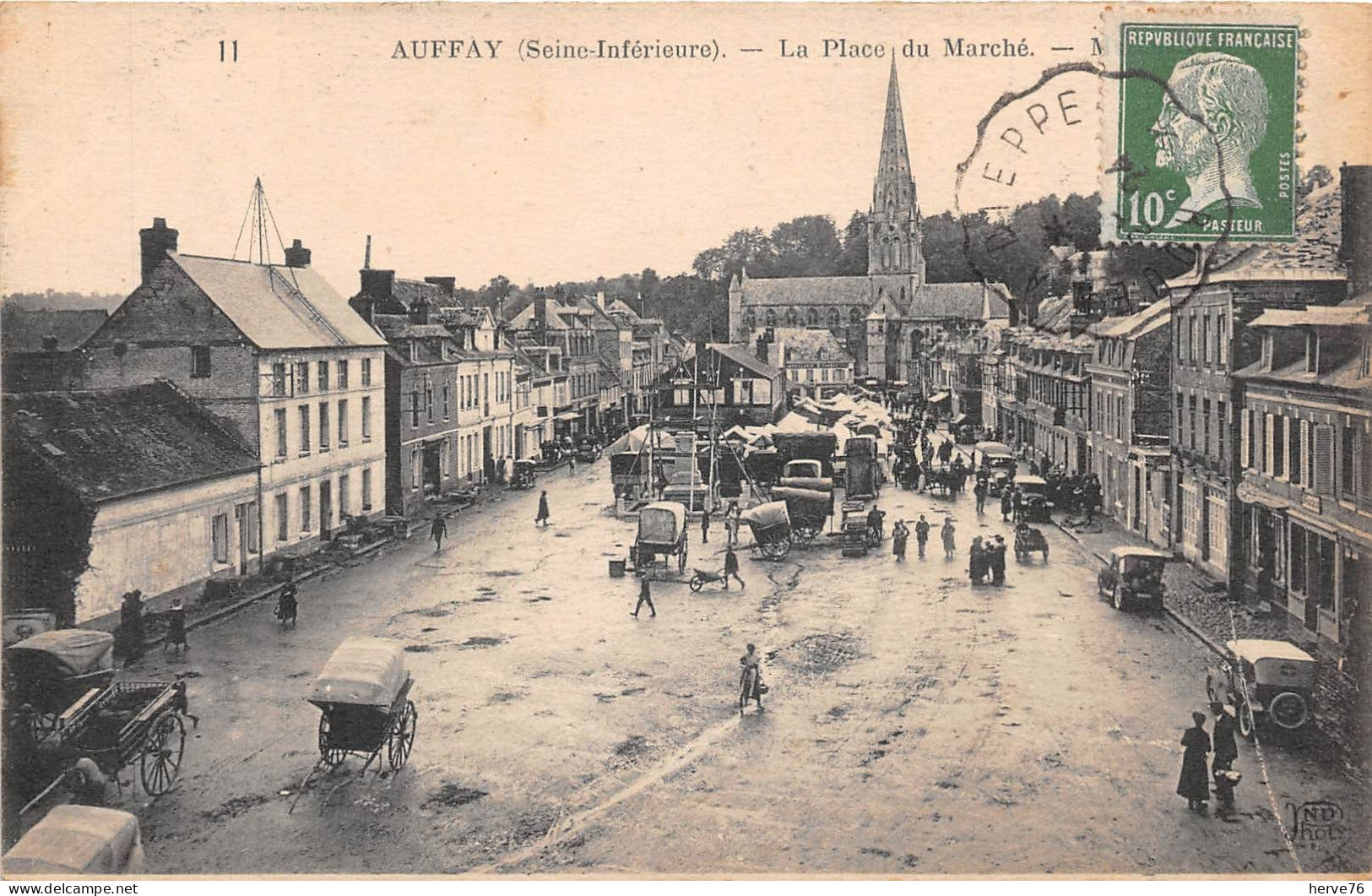 AUFFAY - La Place Du Marché - Auffay