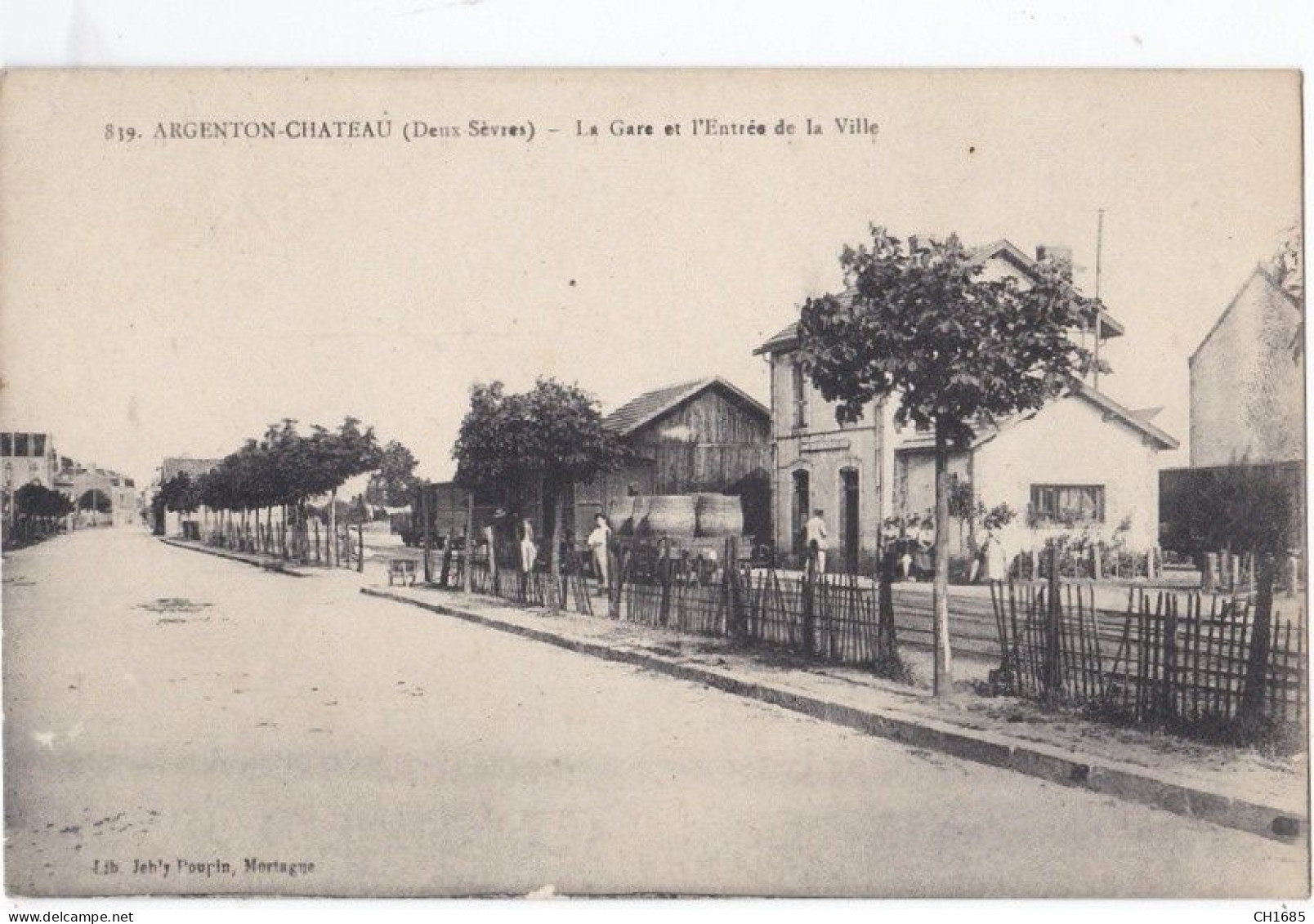 ARGENTON CHATEAU (79) La Gare à L'entrée De La Ville - Argenton Chateau