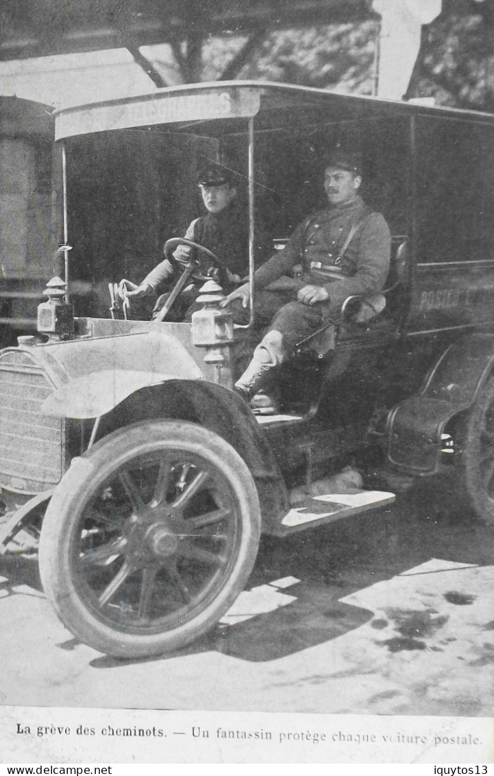 CPA - 75 / PARIS / LA GREVE DES CHEMINOTS - Un Fantassin Protège Chaque Voiture Postale - TBE - Grèves