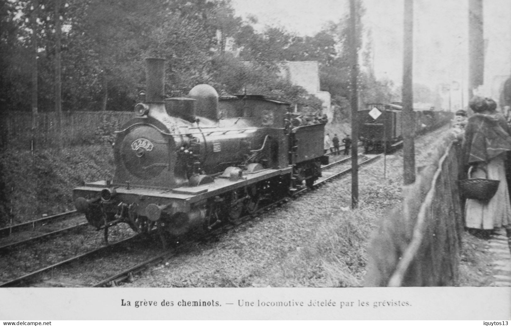 CPA - 75 / PARIS / LA GRÊVE DES CHEMINOTS - UNE LOCOMOTIVE DETELEE PAR LES GREVISTES - TBE - Sciopero