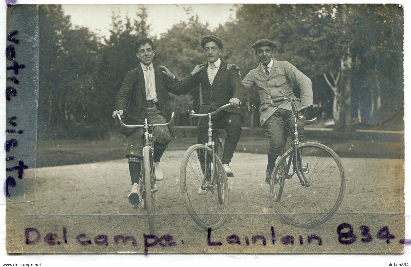 Carte Photo -  Martigny, ( Valais ), Rare,3 Jeunes Gens Sur Bicyclette, Parc, Belles Casquettes, Ancienne,TBE, Scans. - Martigny