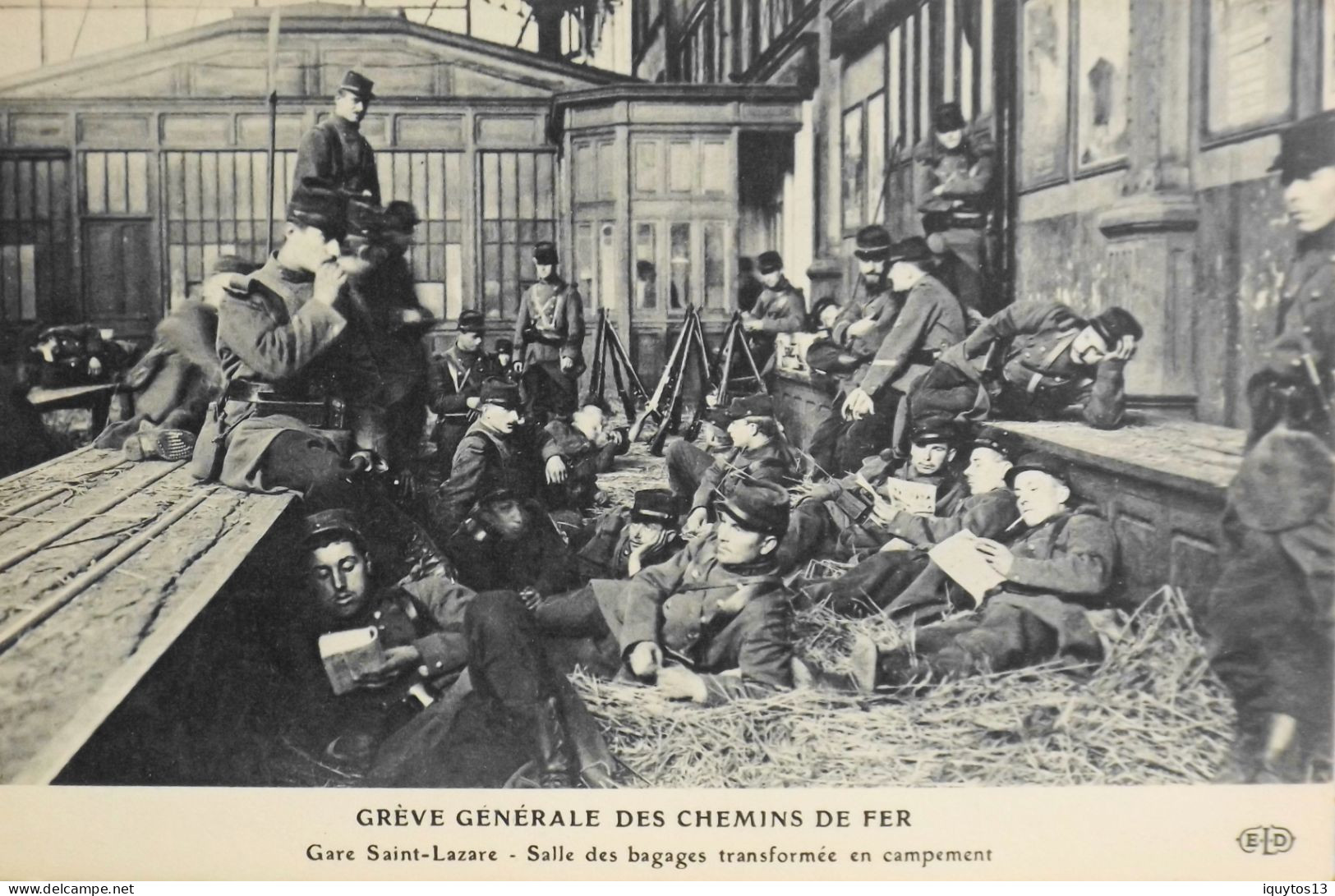 CPA - 75 / PARIS / GRÈVE GÉNÉRALE DES CHEMINS DE FER - GARE SAINT LAZARE - SALLE DES BAGAGES TRANSFORMEE EN CAMPEMENT - Streiks