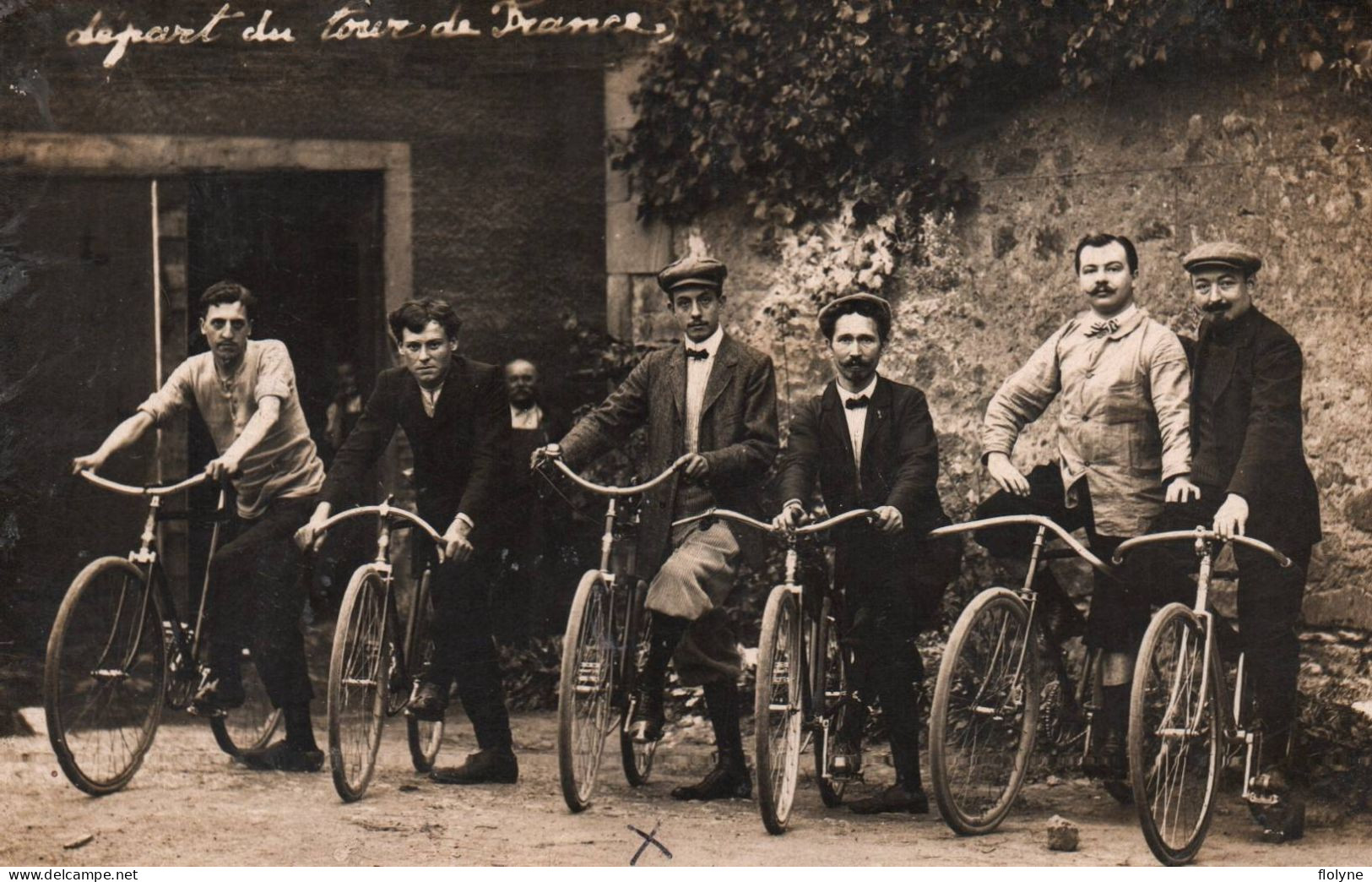 Cyclisme - Carte Photo - Hommes à Vélo Bicyclette - " Départ Du Tour De France " - Ciclismo