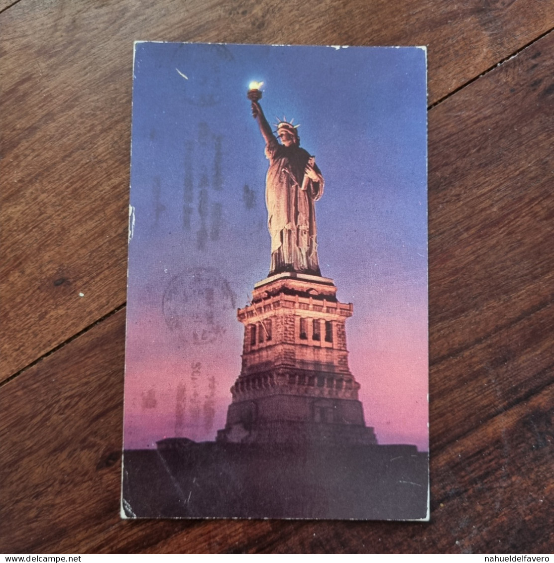 CIRCULATED POSTCARD - USA - STATUE OF LIBERTY AT NIGHT - Estatua De La Libertad