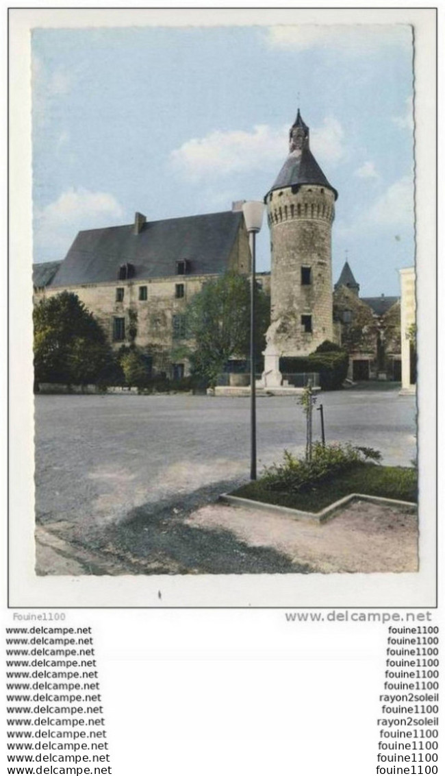 Carte ( Au Format De 15 X 10 Cm ) De MONTS SUR GUESNES  Château ( Recto Verso ) - Monts Sur Guesnes