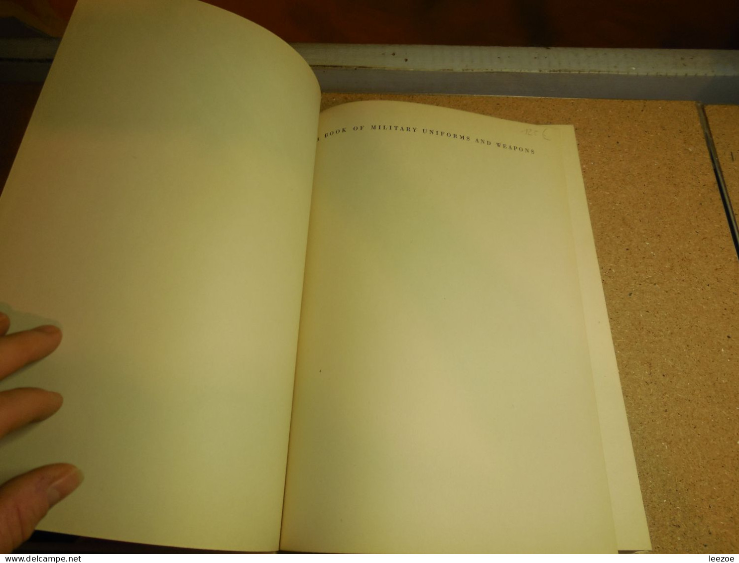 Livre  BOOK OF MILITARY UNIFORMS & WEAPONS DE KAREL TOMAN 1964..UNIFORMES ET ARMES..RARE..2C - Anglais