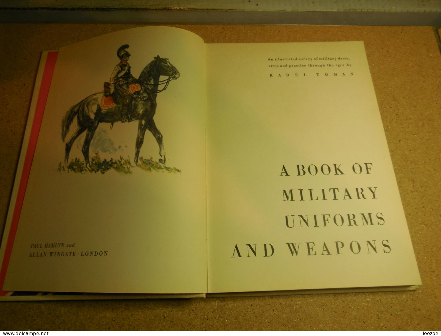 Livre  BOOK OF MILITARY UNIFORMS & WEAPONS DE KAREL TOMAN 1964..UNIFORMES ET ARMES..RARE..2C - English