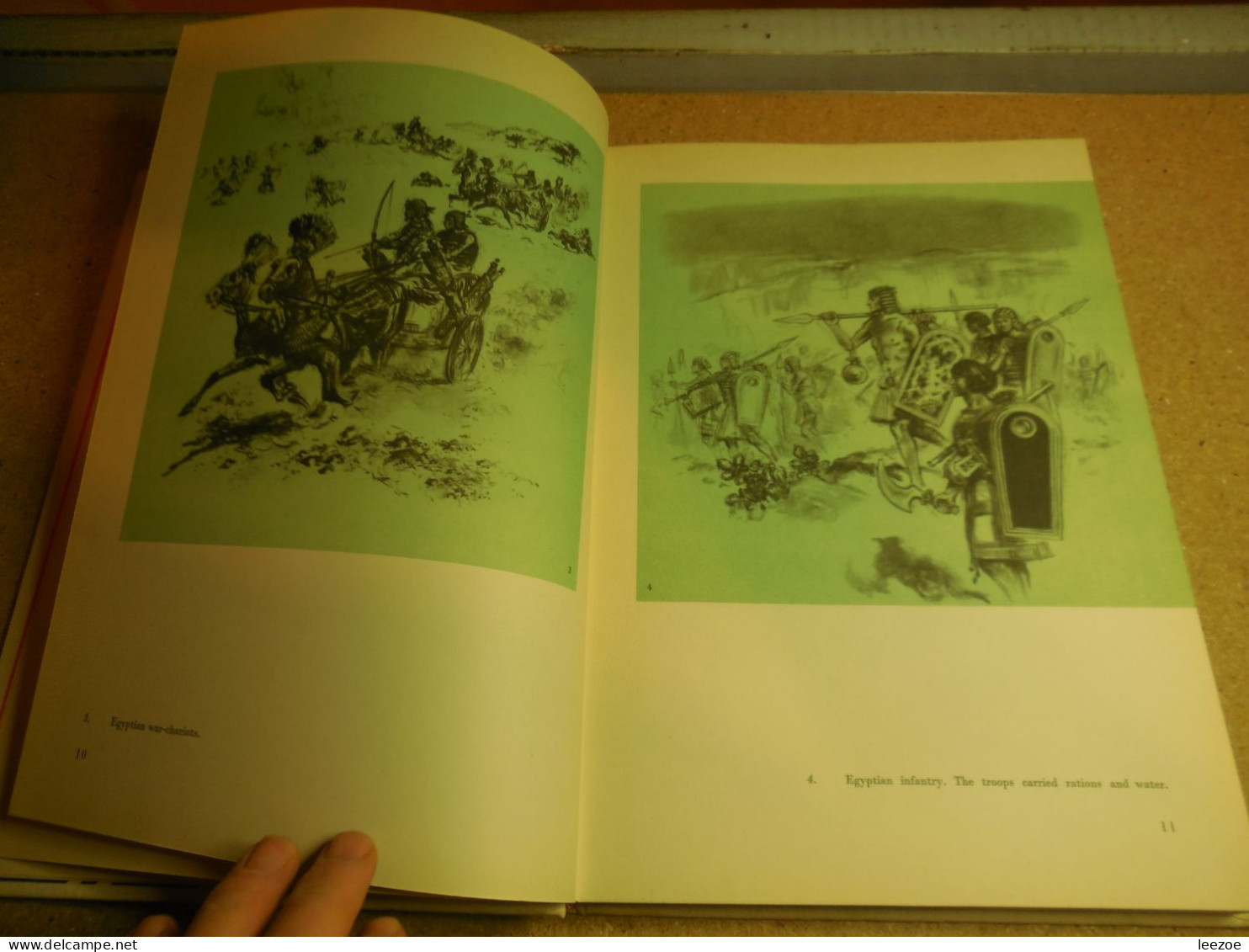 livre  BOOK OF MILITARY UNIFORMS & WEAPONS DE KAREL TOMAN 1964..UNIFORMES ET ARMES..RARE..2C