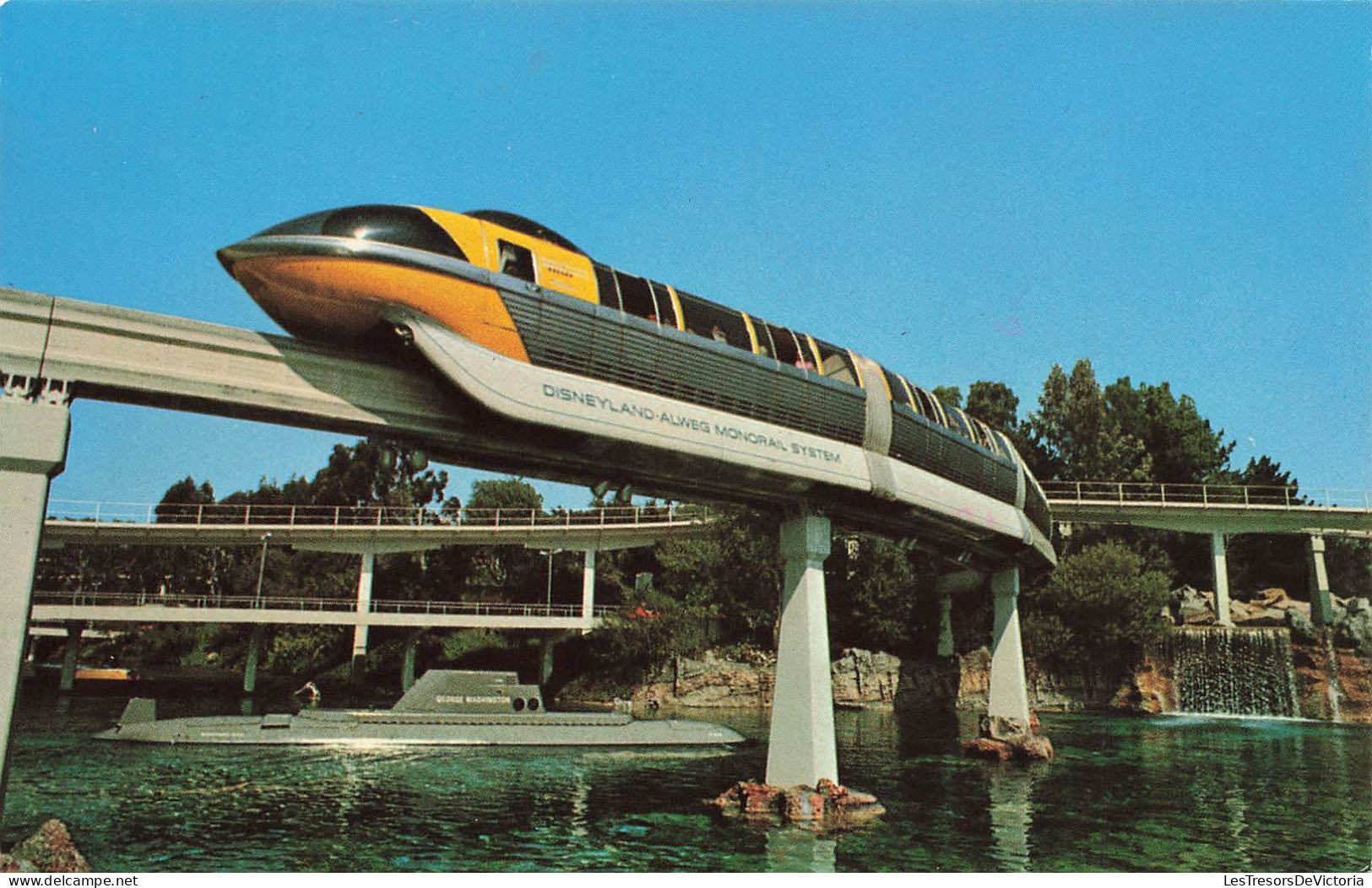 DISNEY - Tomorrowland - Des Trains Monorail - Carte Postale Récente - Disneyland