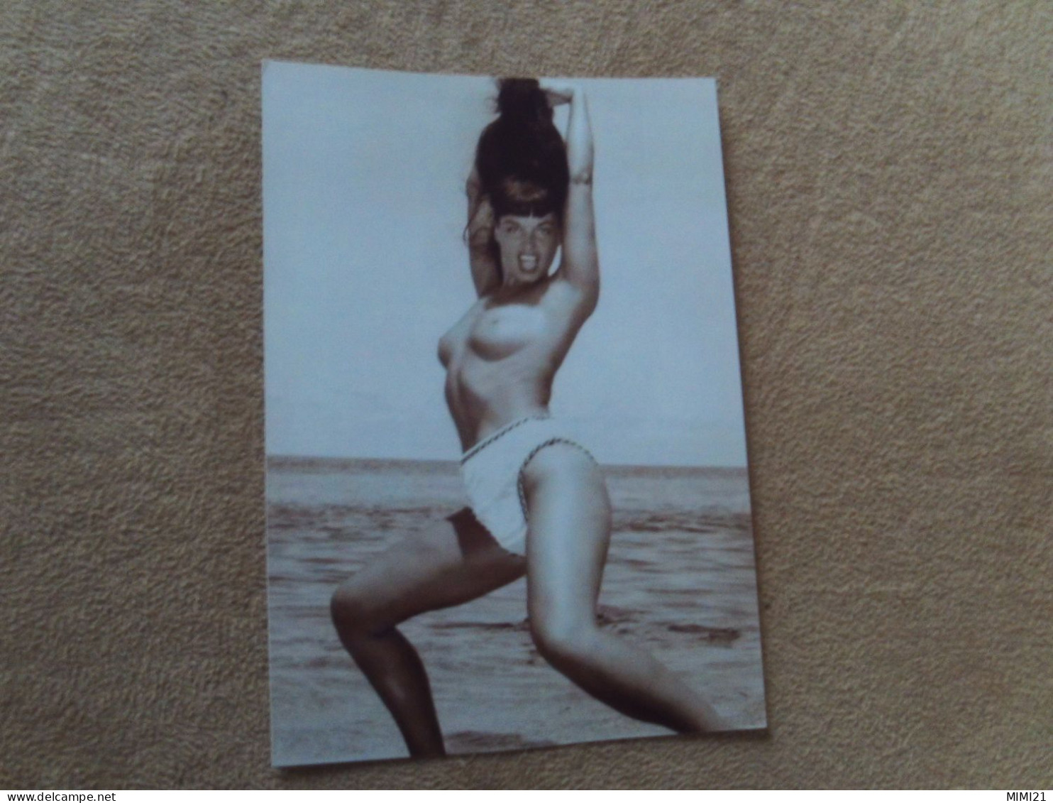 BELLE REPRODUCTION "BETTY PAGE SUR UNE PLAGE"..(format 12.6 X 9) - Pin-Up