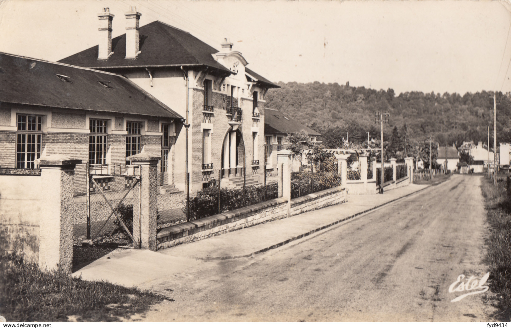 CPA - Bray Lu - Mairie Et Groupe Scolaire  - Bray-et-Lû