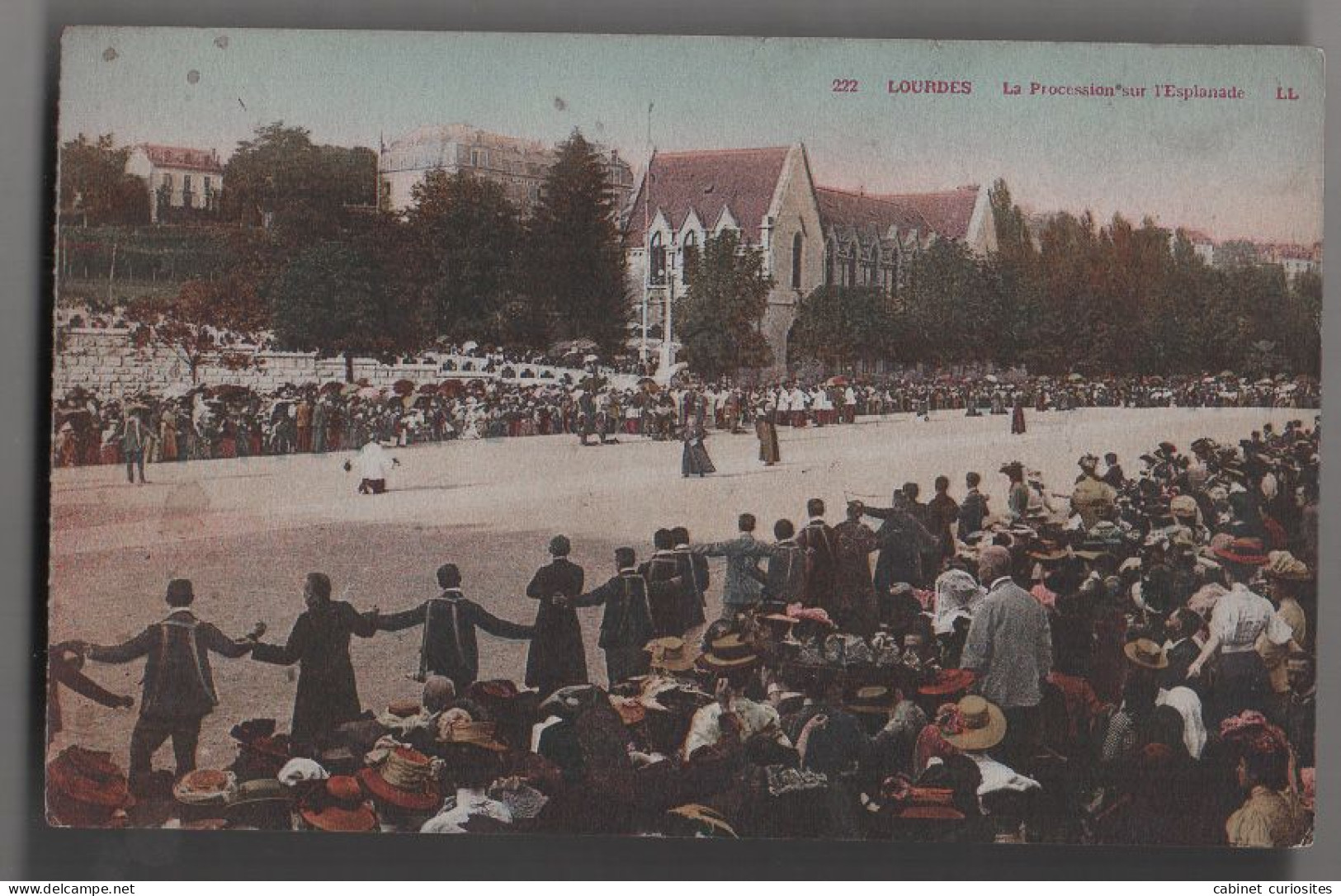 Lourdes - La Procession Sur L'Esplanade - Colorisée - Animée - Luoghi Santi