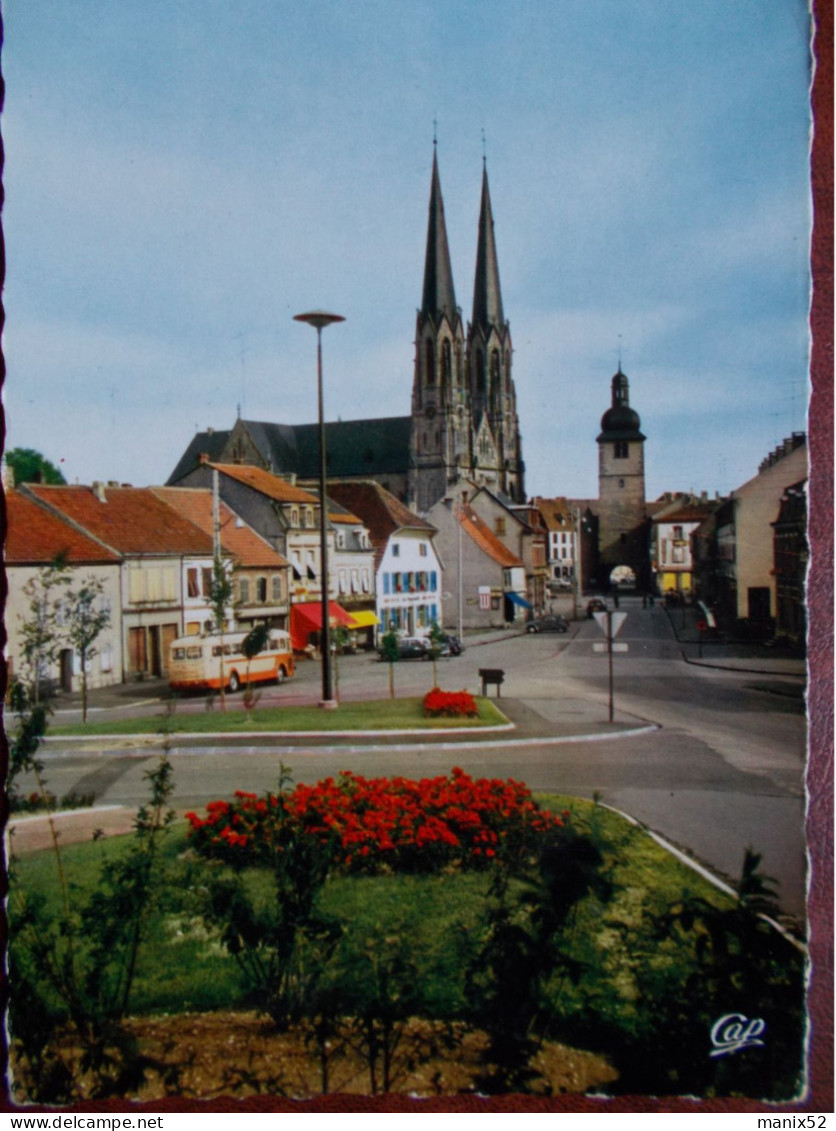 57 - SARRALBE - Vue Vers La Cathédrale Et La Tour. (Commerces / Autocar) CPSM - Sarralbe