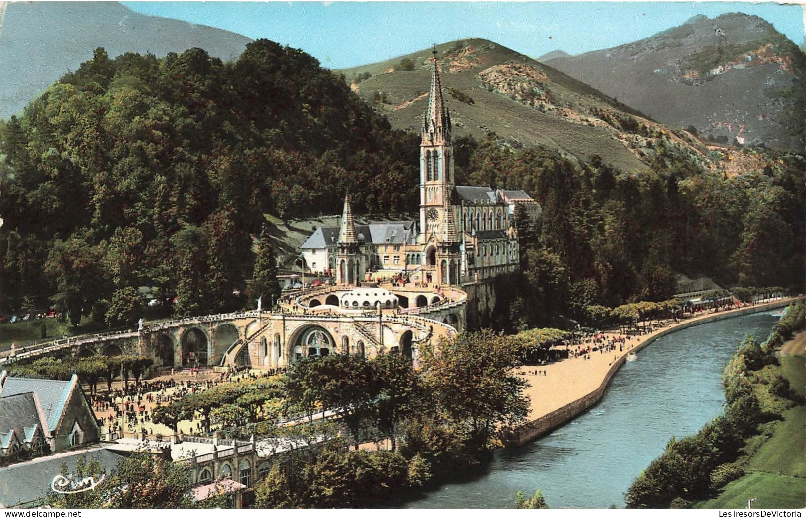 FRANCE - Lourdes - Basilique Et Le Gave - Colorisé - Carte Postale - Lourdes