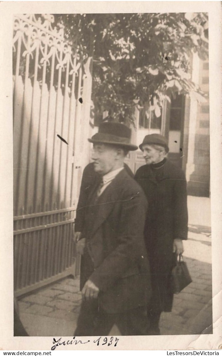 CARTE PHOTO - Un Couple âgé Marchand Dans La Rue - Juin 1937 - Carte Postale Ancienne - Fotografie