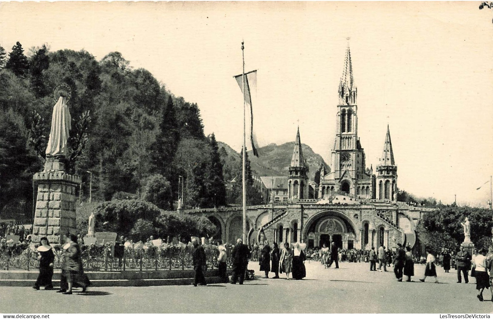 FRANCE - Lourdes - La Basilique - La Vierge Couronnée De L’Esplanade - Carte Postale Ancienne - Lourdes