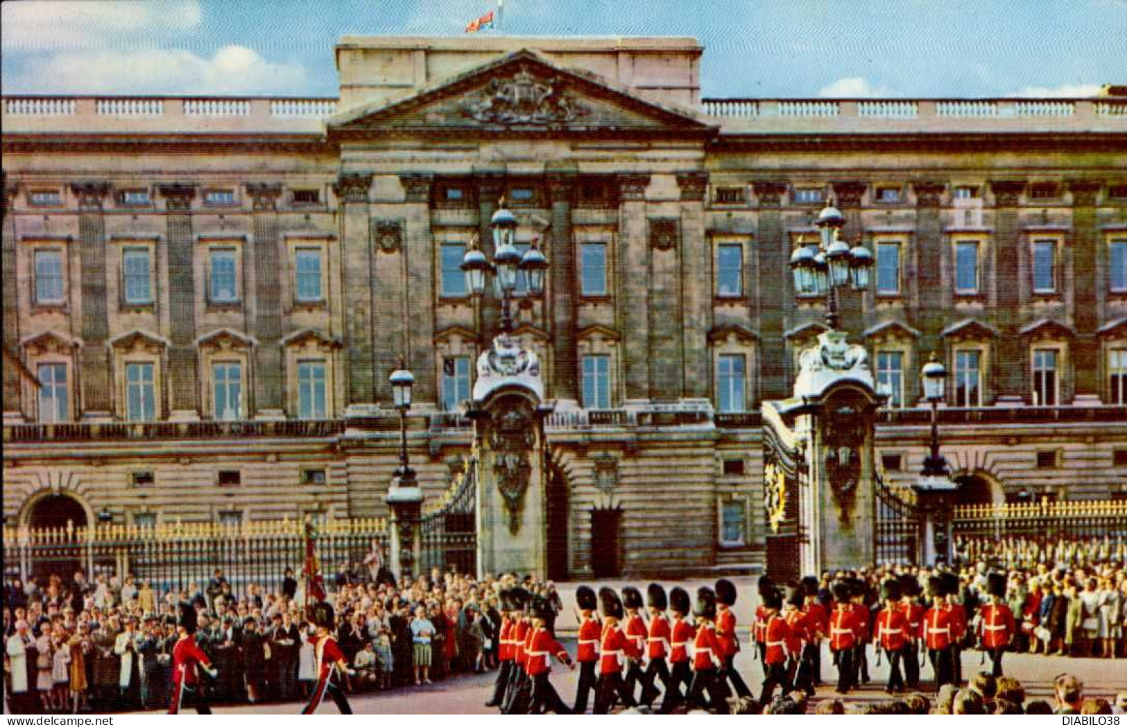 LONDON  ( ROYAUME UNI )    GUARDS OK THE HOUSEHOLD BRIGADE LEAVING  BUCKINGHAM PALACE - Buckingham Palace