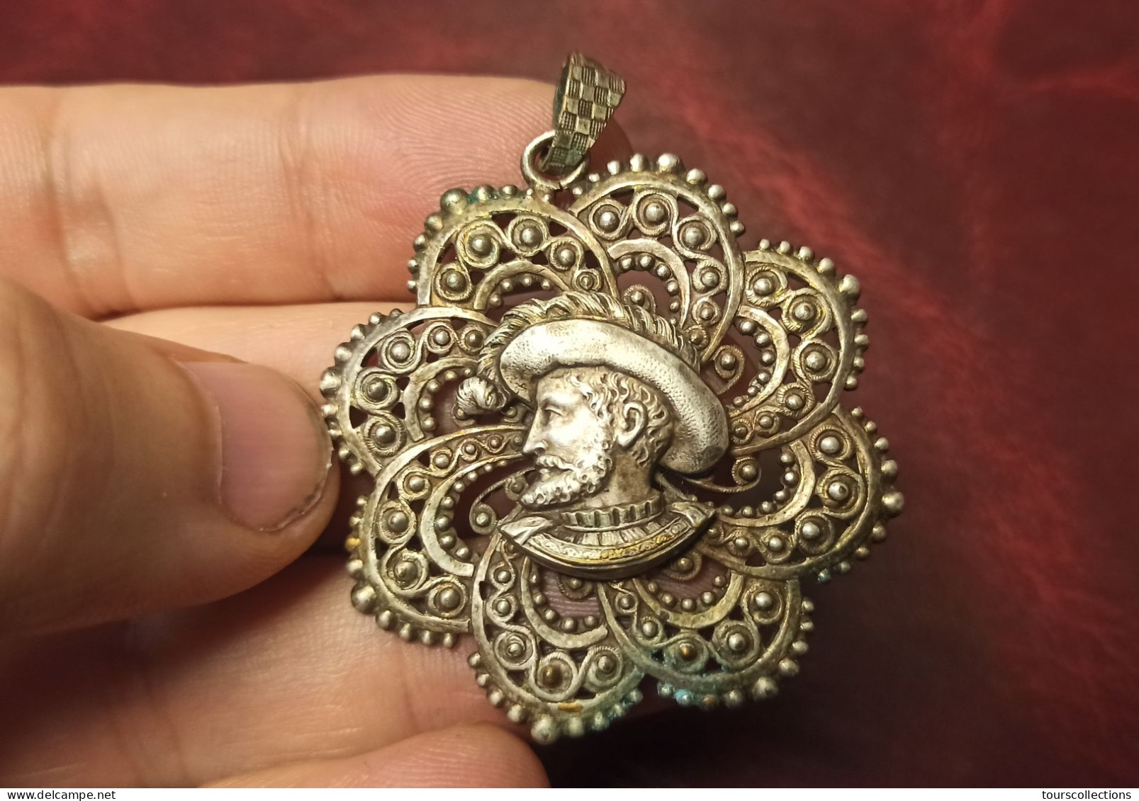 Superbe PENDENTIF OCTOLOBE ROI DE FRANCE FRANCOIS 1ER (1494-1547)  45 Mm Métal Argente 12 Gr. 19° Siècle - Pendants