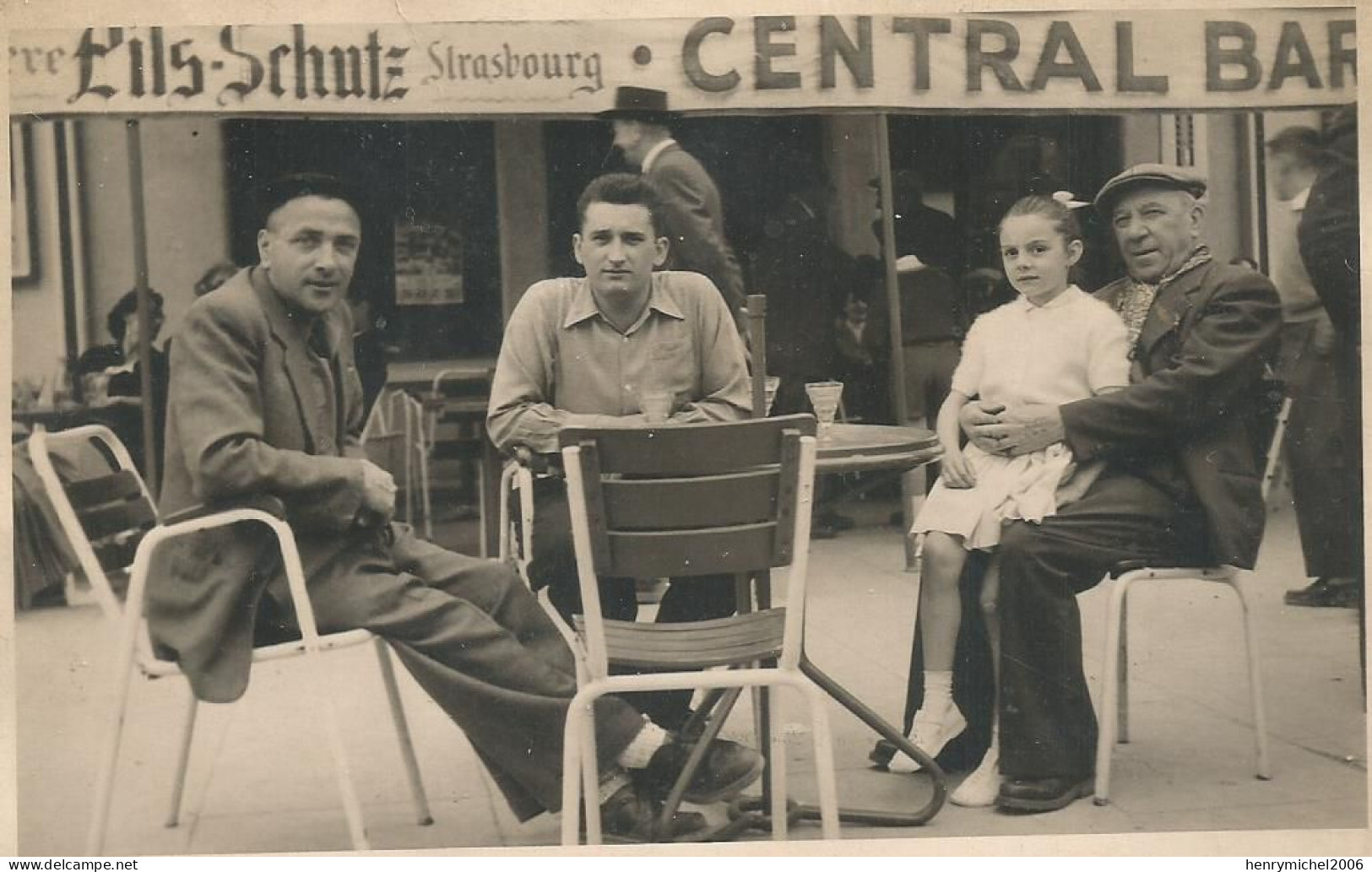 Photographie Central Bar Terrasse Animée Fillette Hommes Pub Bière Fils Schutz Strasbourg Format Carte Photo - Lieux