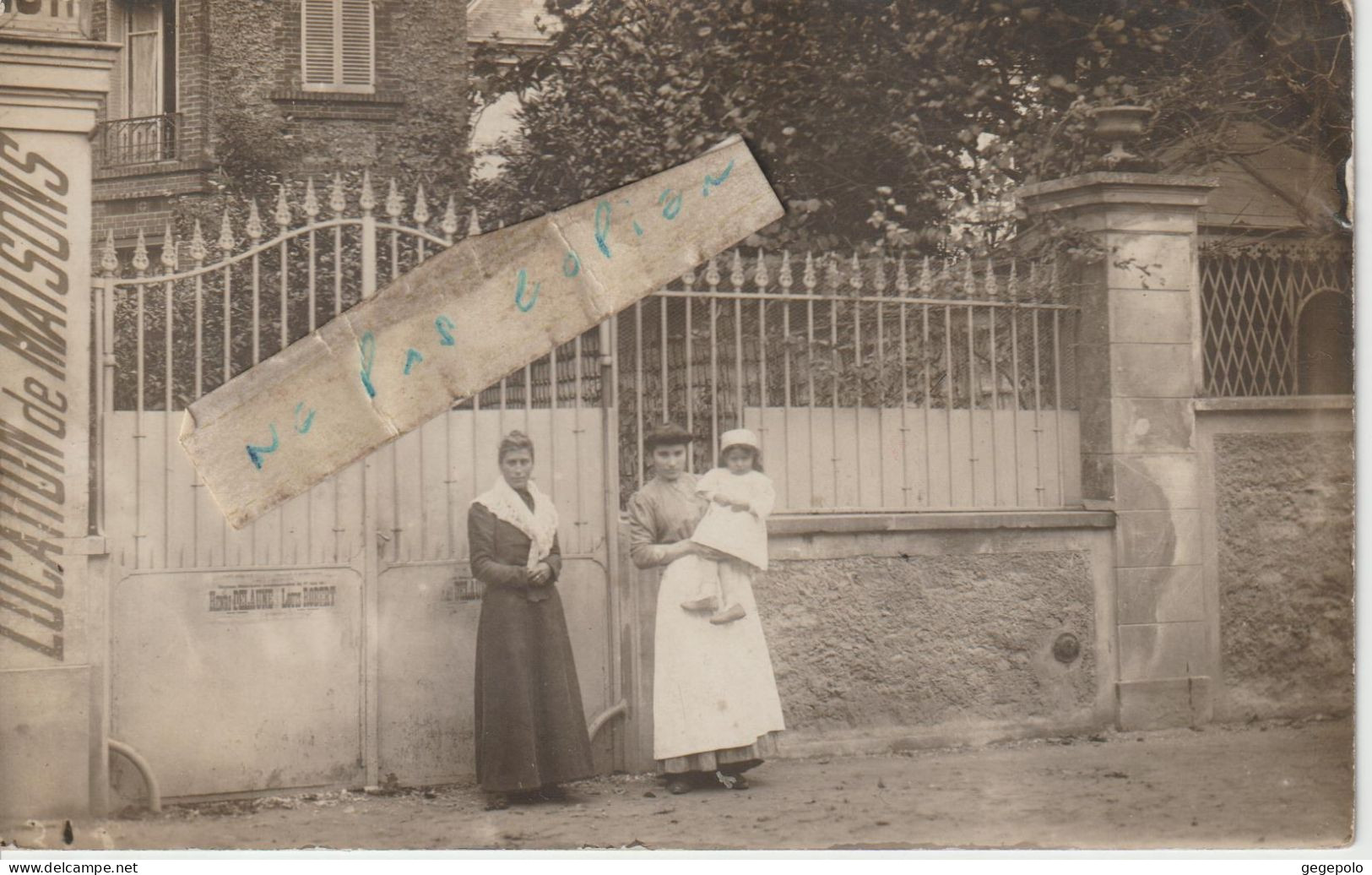 ETAMPES Ou Environs - On Pose Devant Une Demeure De "Location De Maisons"- Henri Delaune Et Louis Robert ( Carte Photo ) - Etampes