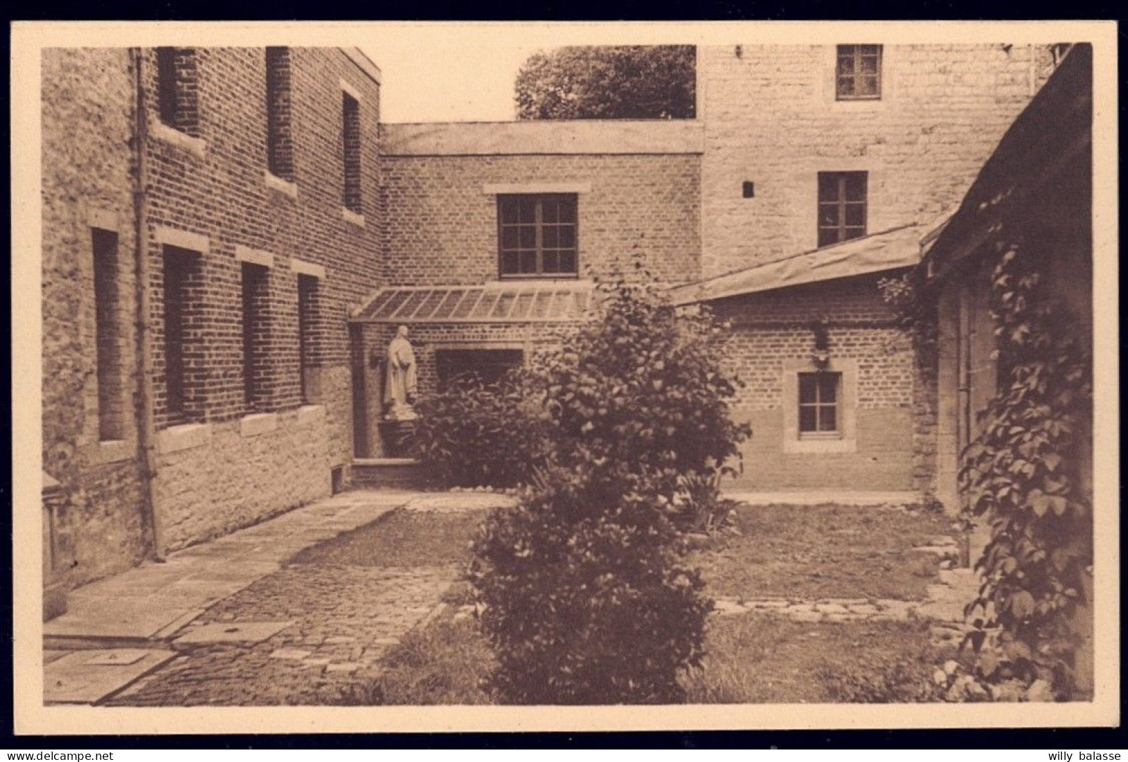 +++ CPA - MATAGNE LA PETITE - Carmel St Albert - Une Cour Du Monastère  // - Doische