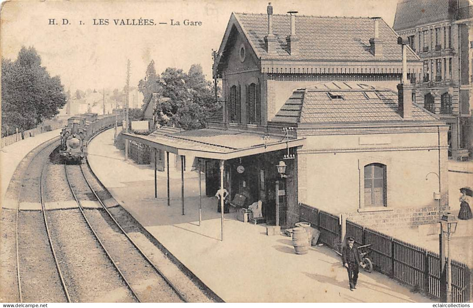 Colombes.  Les Vallées      92       Intérieur De La Gare; Arrivée D'un Train.  N° 1    (voir Scan) - Colombes