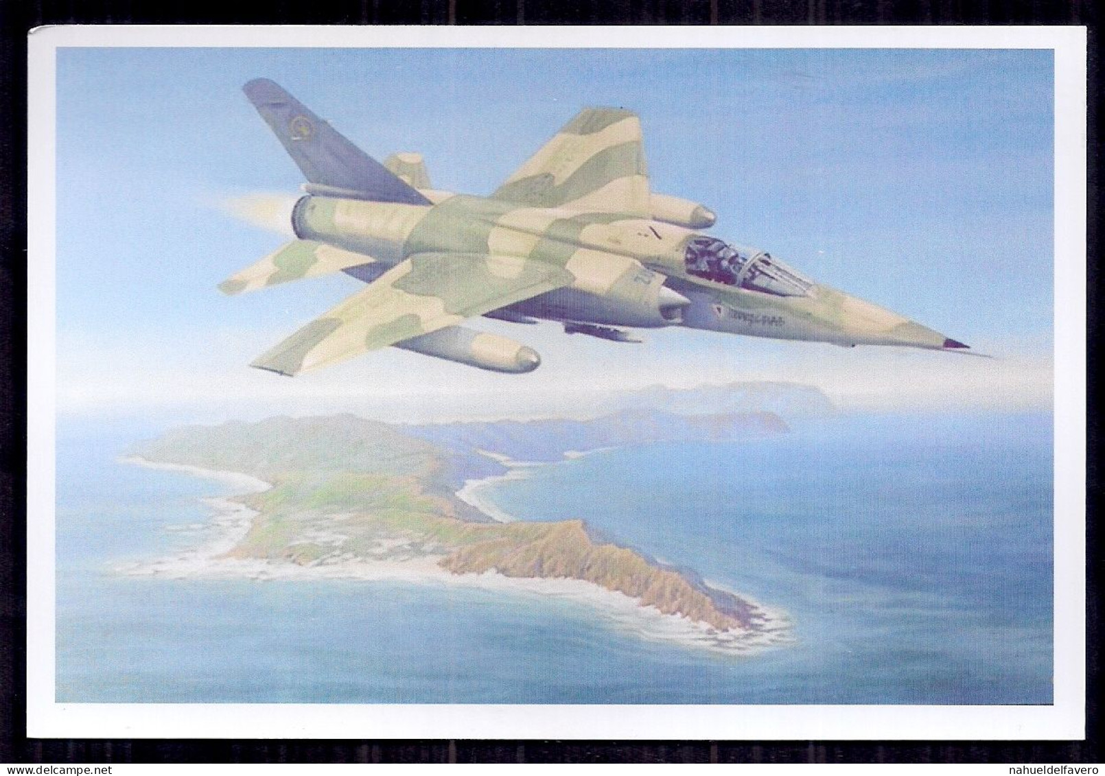 Photos - Reproductions - Avions - Avion De Guerre Avec Des Bombes Survolant Une île - Aviación