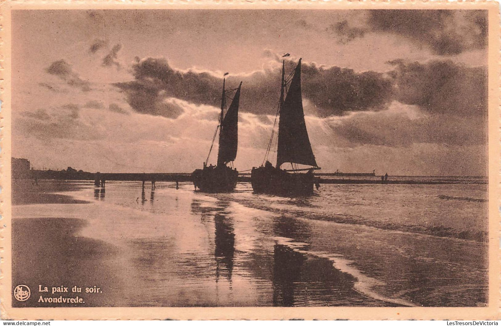 BELGIQUE - La Panne - La Paix Du Soir - Bateaux De Pêche - Carte Postale Ancienne - De Panne