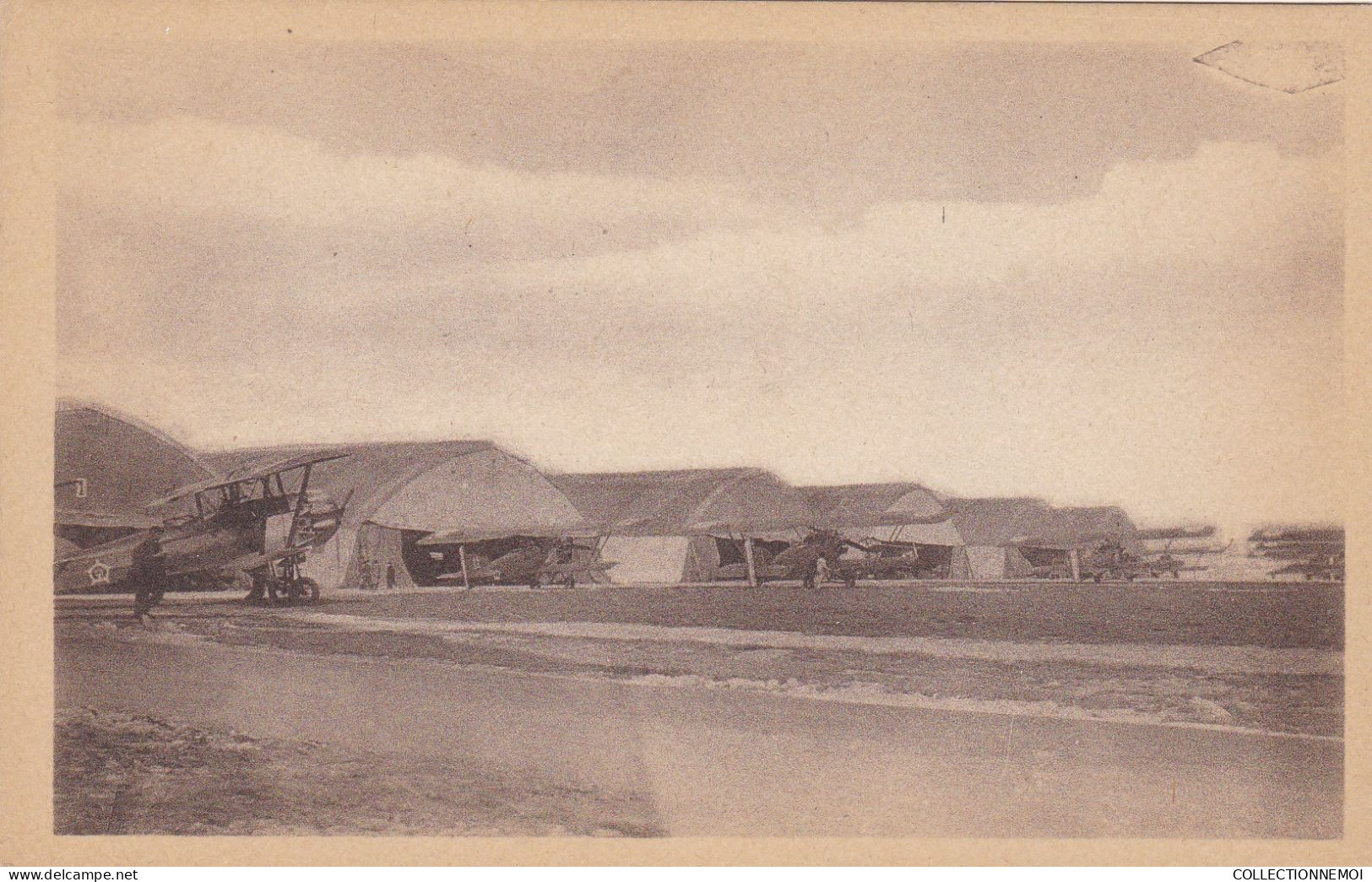 CAMP D' AVORD - Hangars ,avec Des Avions - Avord