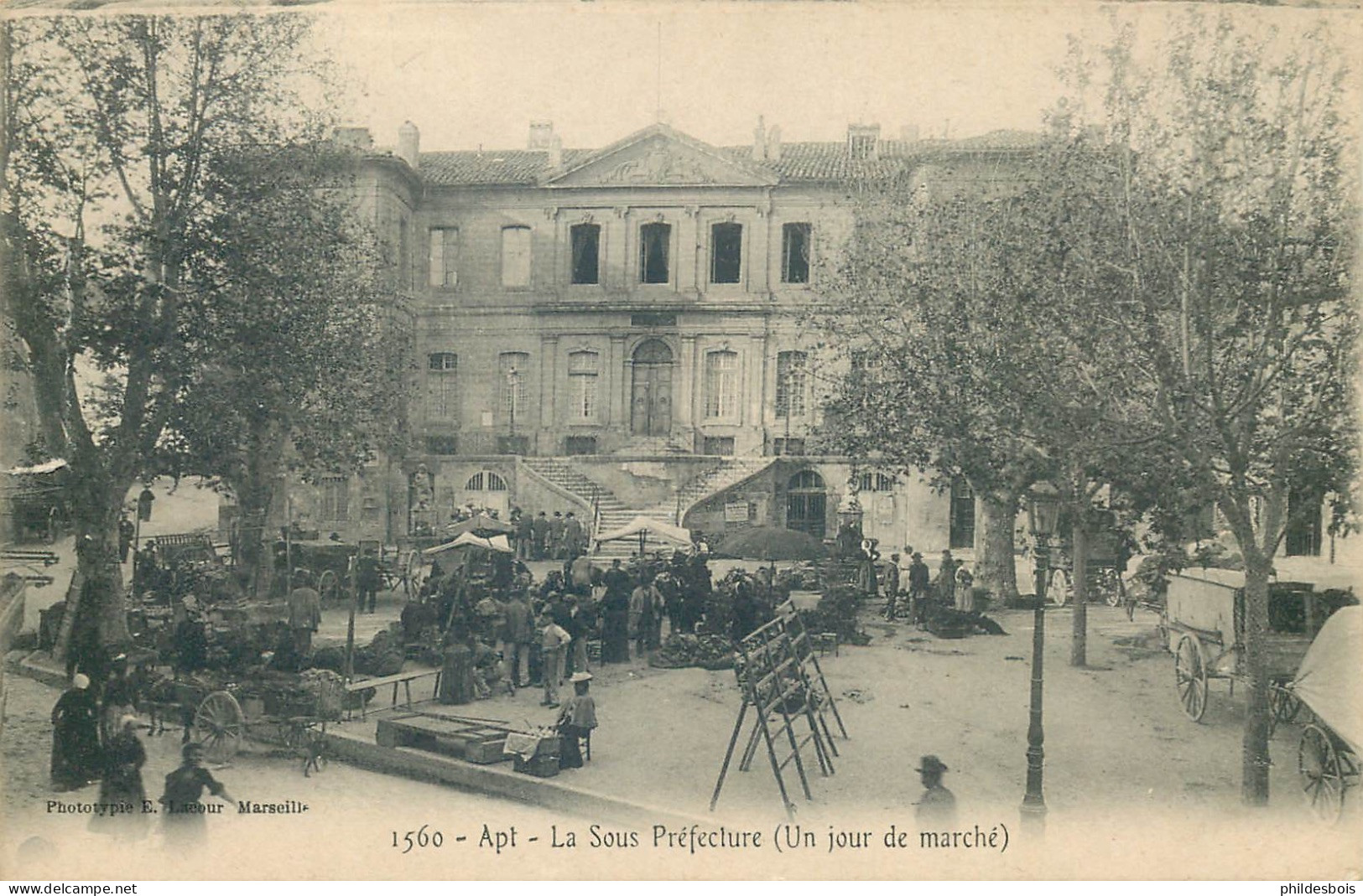 VAUCLUSE  APT  La Sous Prefecture  Un Jour De Marché   ( Dechsupghe) - Apt