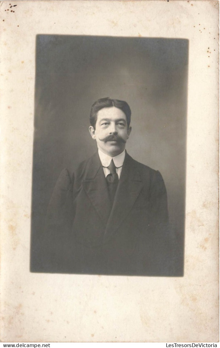 FANTAISIE - Homme - Portrait D'un Homme Avec Une Moustache - Carte Postale Ancienne - Hombres