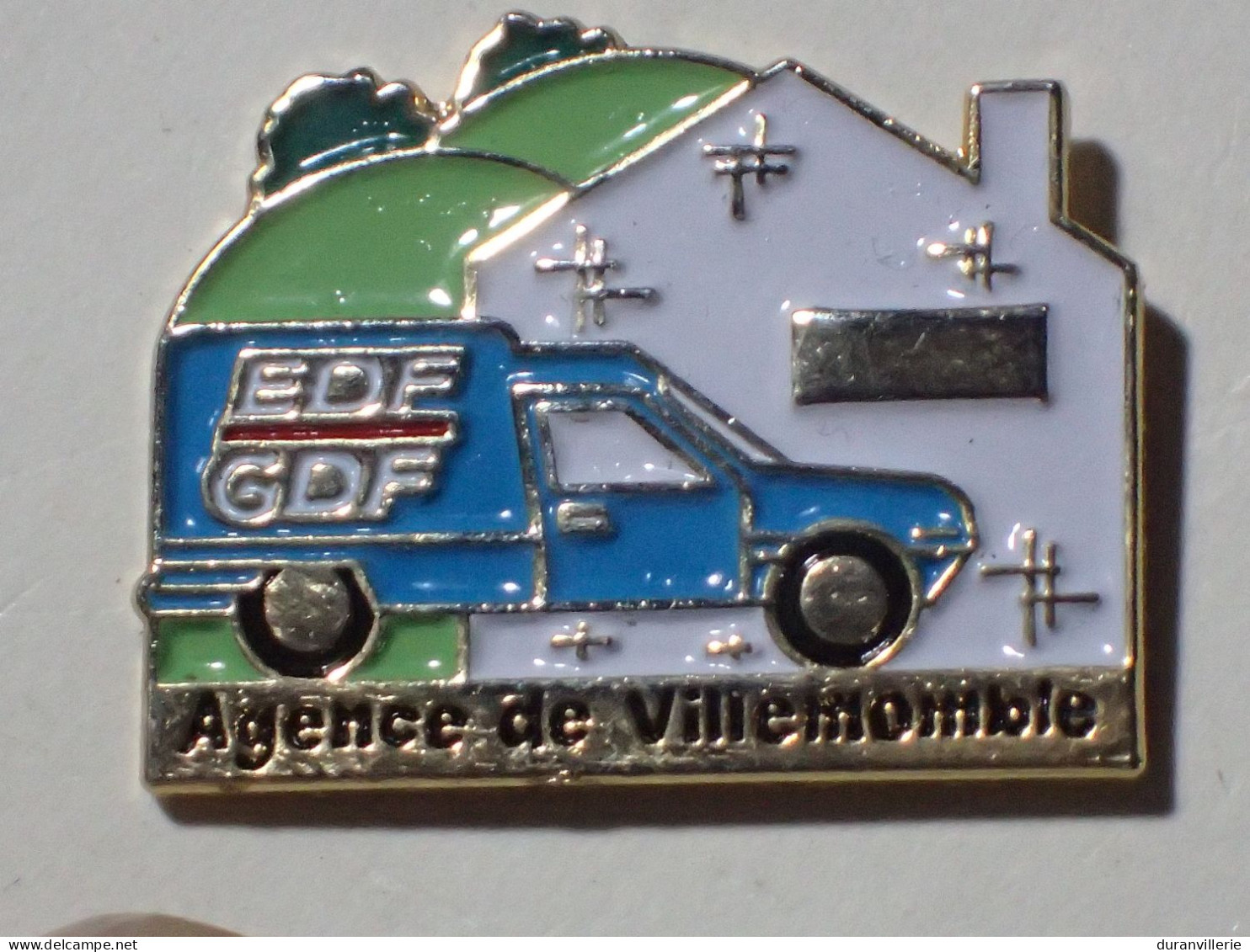 Pin's EDF / GDF - Agence De Villemomble (93). Estampillé PCLC. Métal Peint. Voiture Automobile RENAULT Express - EDF GDF