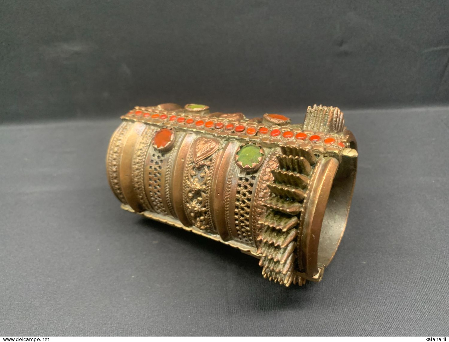 ANCIEN IMPOSANT BRACELET BERBERE DES ANNEES 50/60, TOUT EN BRONZE ET CORAIL - Arte Africana