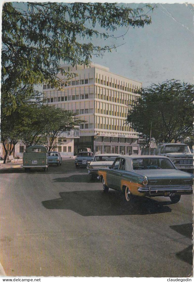 Bahrain. Bahrein. Shaikh Isa Road. Animated Postcard, With 70s Cars. Voitures Années 70. Missing Stamp. 2 Scans - Bahreïn