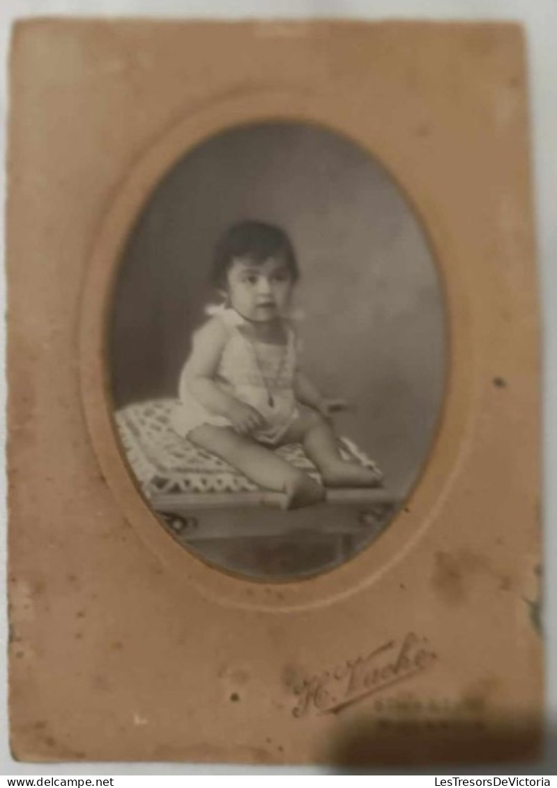 Photographie D'une Petite Fille Dans Un Médaillon Dim:15/10,5 Cm - Melle Pipart - Personnes Identifiées