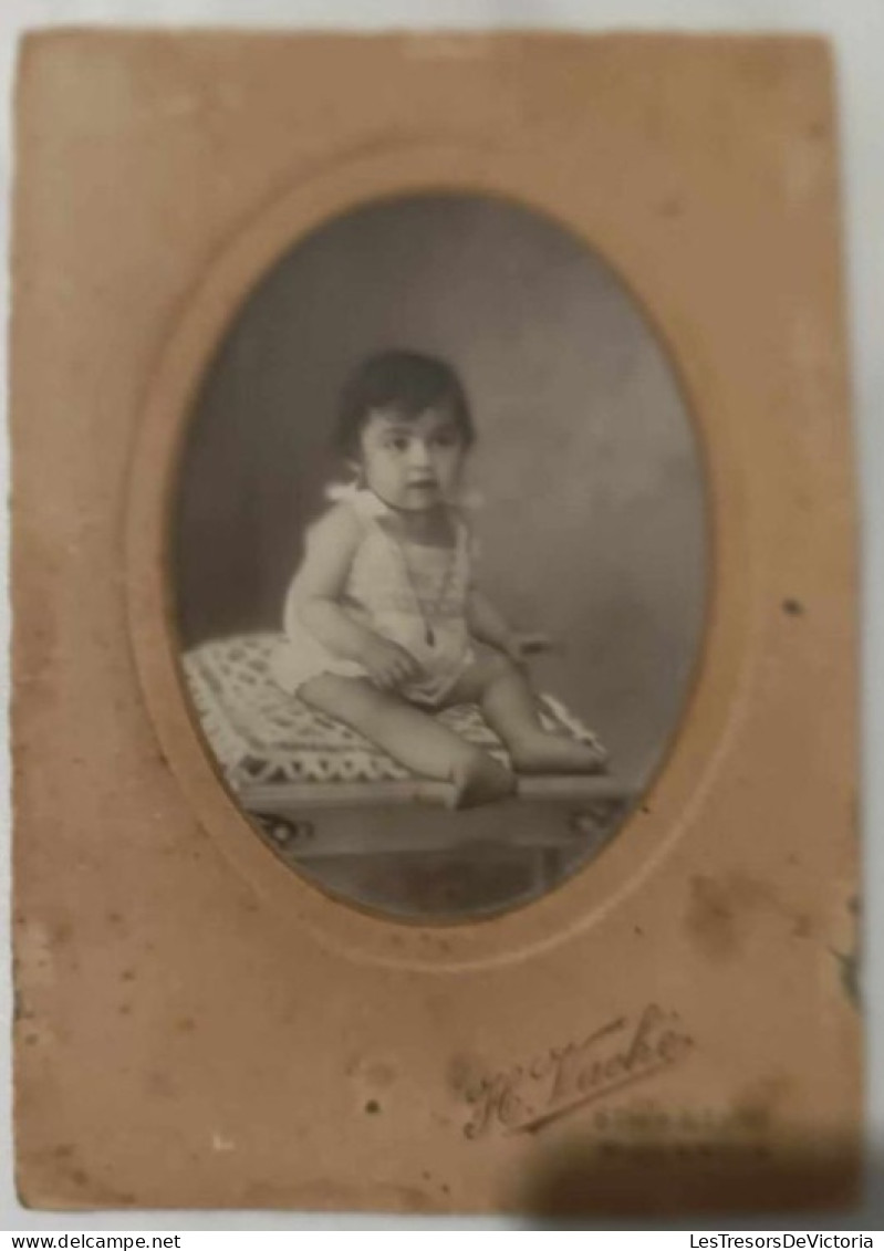 Photographie D'une Petite Fille Dans Un Médaillon Dim:15/10,5 Cm - Melle Pipart - Identified Persons