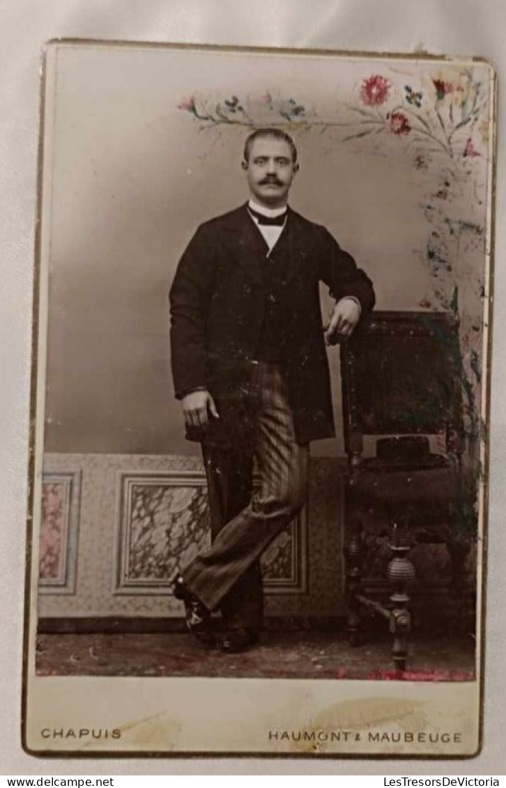 Photographie D'un Homme Appuyé Sur Une Chaise - Photo Collée Sur Carton Dim: 16,5/10cm - Anonymous Persons