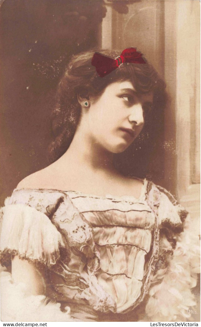 PHOTOGRAPHIE - Portrait - Femme - Nœud Papillon - Robe - Carte Postale Ancienne - Fotografie