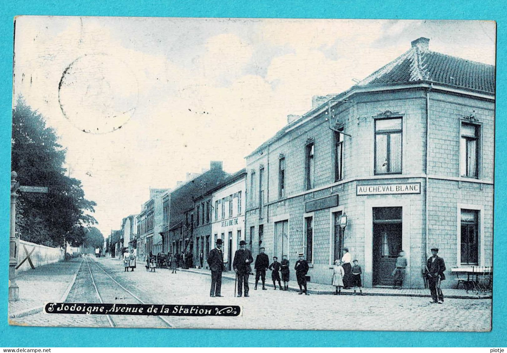 * Jodoigne - Geldenaken (Brabant Wallon) * (Loriers Soeurs) Avenue De La Station, Café Au Cheval Blanc, Tramway, Animée - Jodoigne